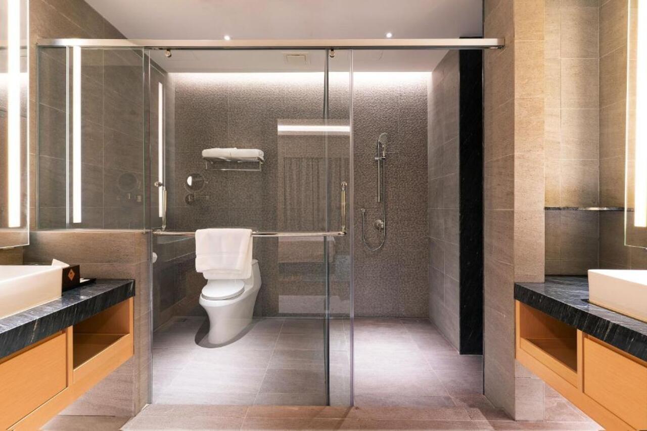 M World Hotel Formerly Known As Avante Hotel Petaling Jaya Exterior photo A shower enclosure